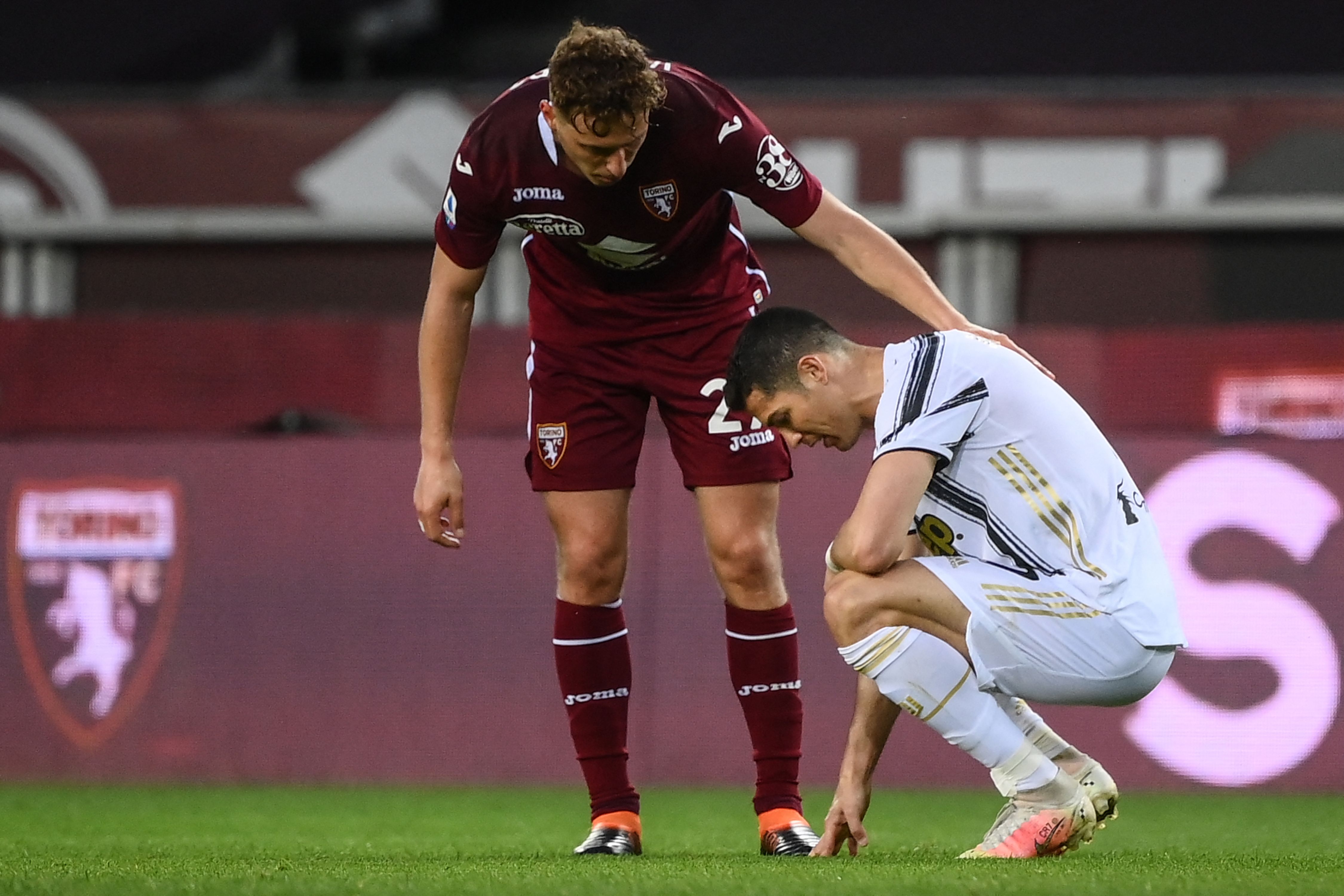 Mergim Vojvoda  alienta al delantero Cristiano Ronaldo al final del partido de la Juventus contra el Torino. (Foto Prensa Libre: EFE).