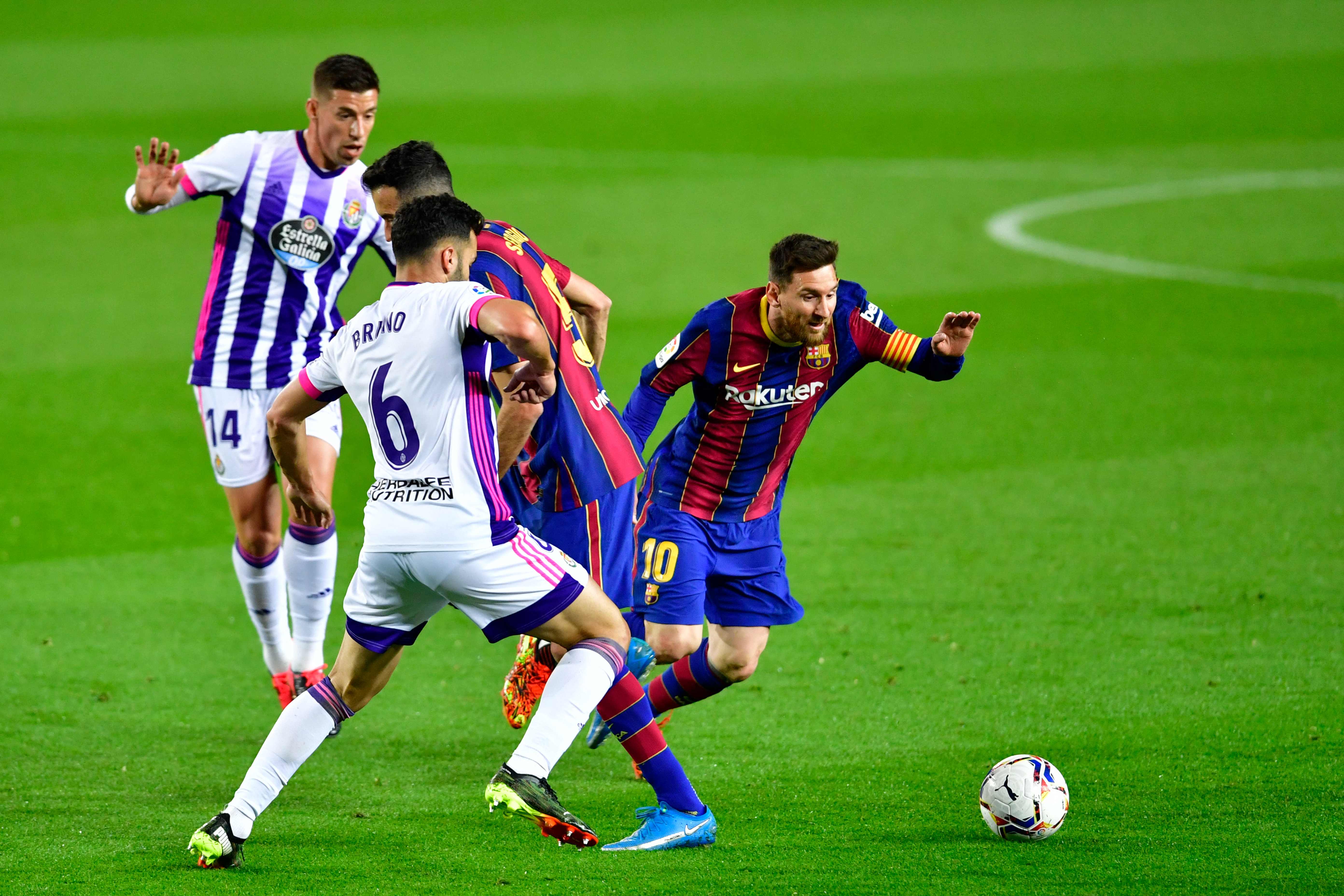 Lionel Messi del FC Barcelona encara al Bruno González del Valladolid. Foto Prensa Libre: AFP