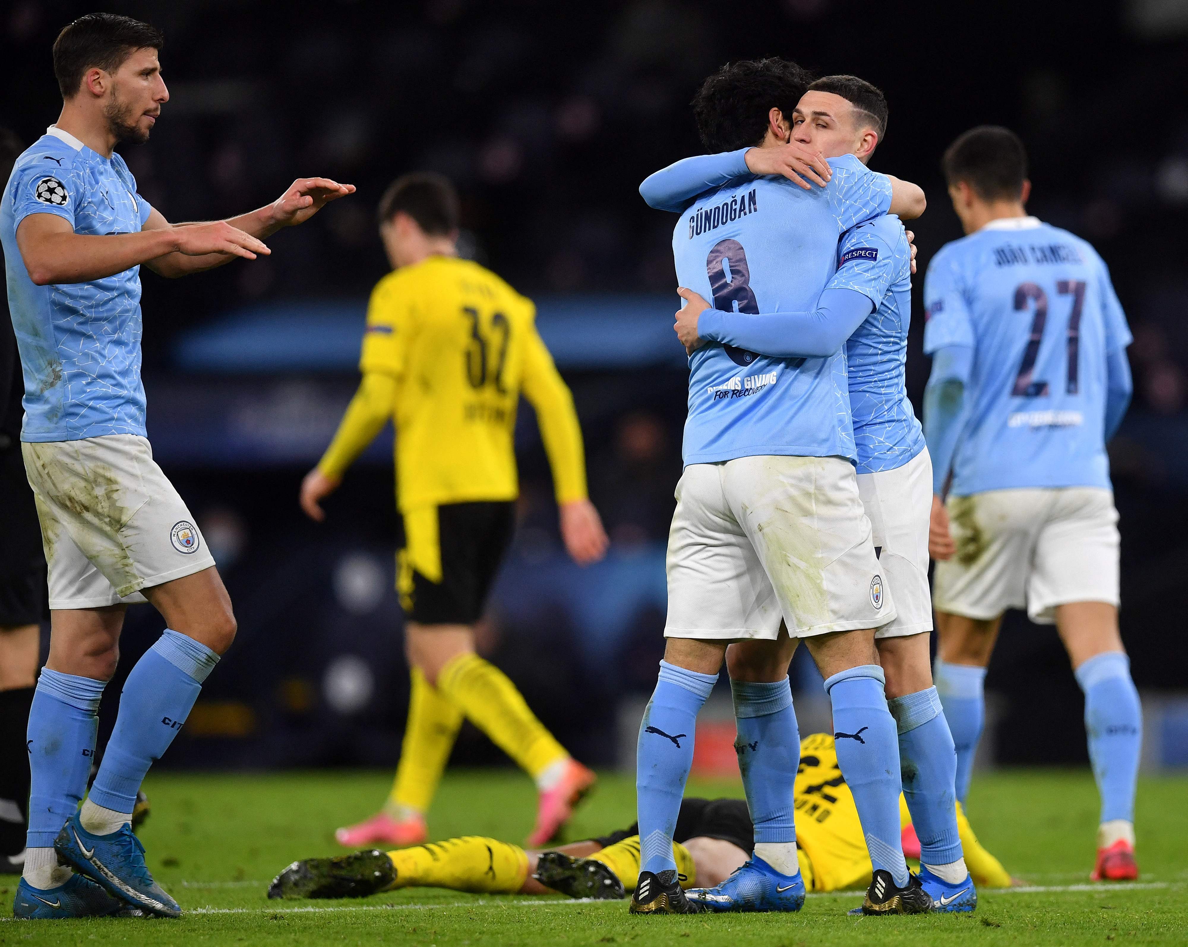 Phil Foden del  Manchester City marcó el 2-1 definitivo al minuto 90 y celebra con sus compañeros. Foto Prensa Libre: AFP. AFP)
