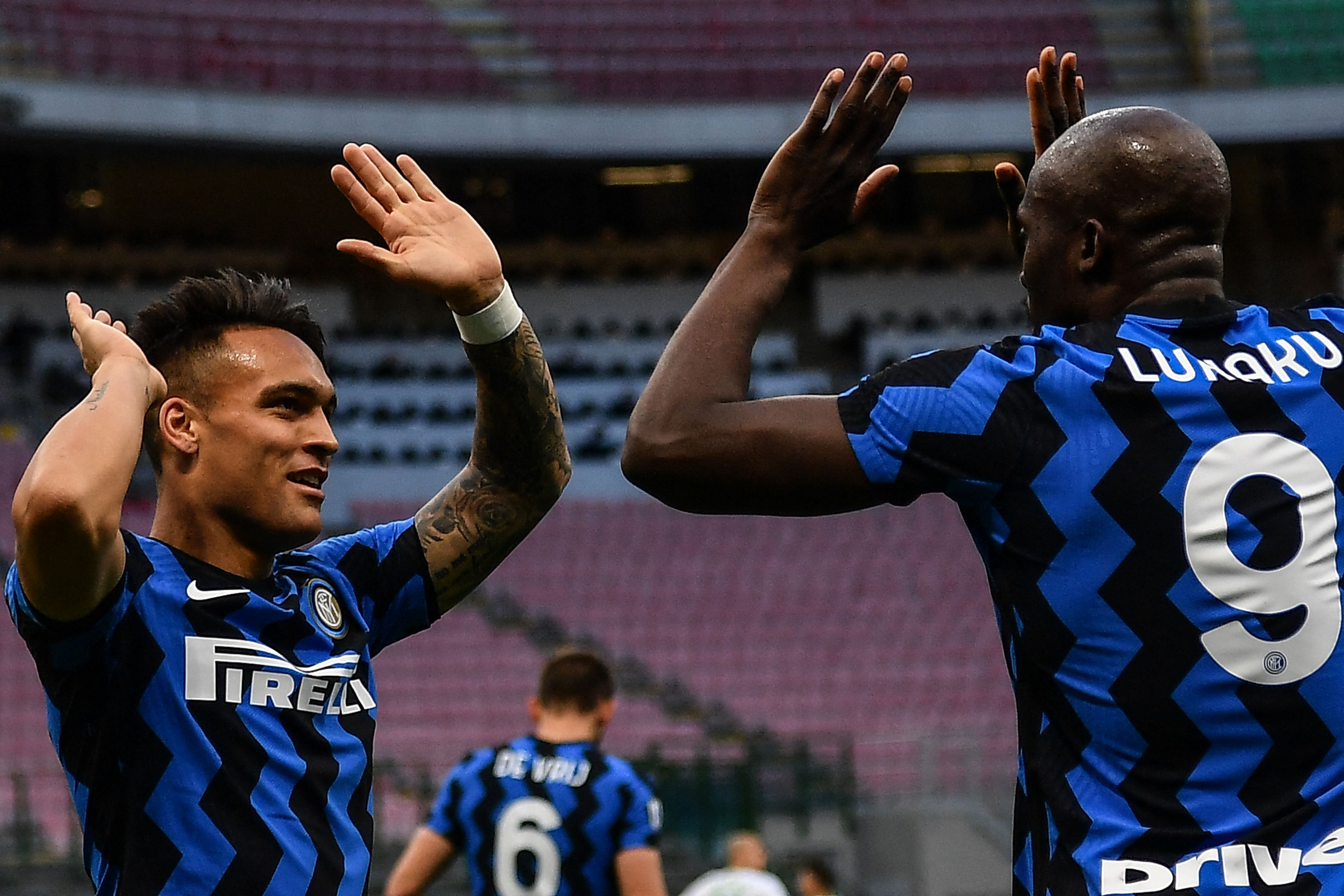 Romelu Lukaku y Lautaro Martinez celebran la victoria en la Serie A que les sirve para seguir su camino al 'Scudetto'. Foto Prensa Libre: AFP.