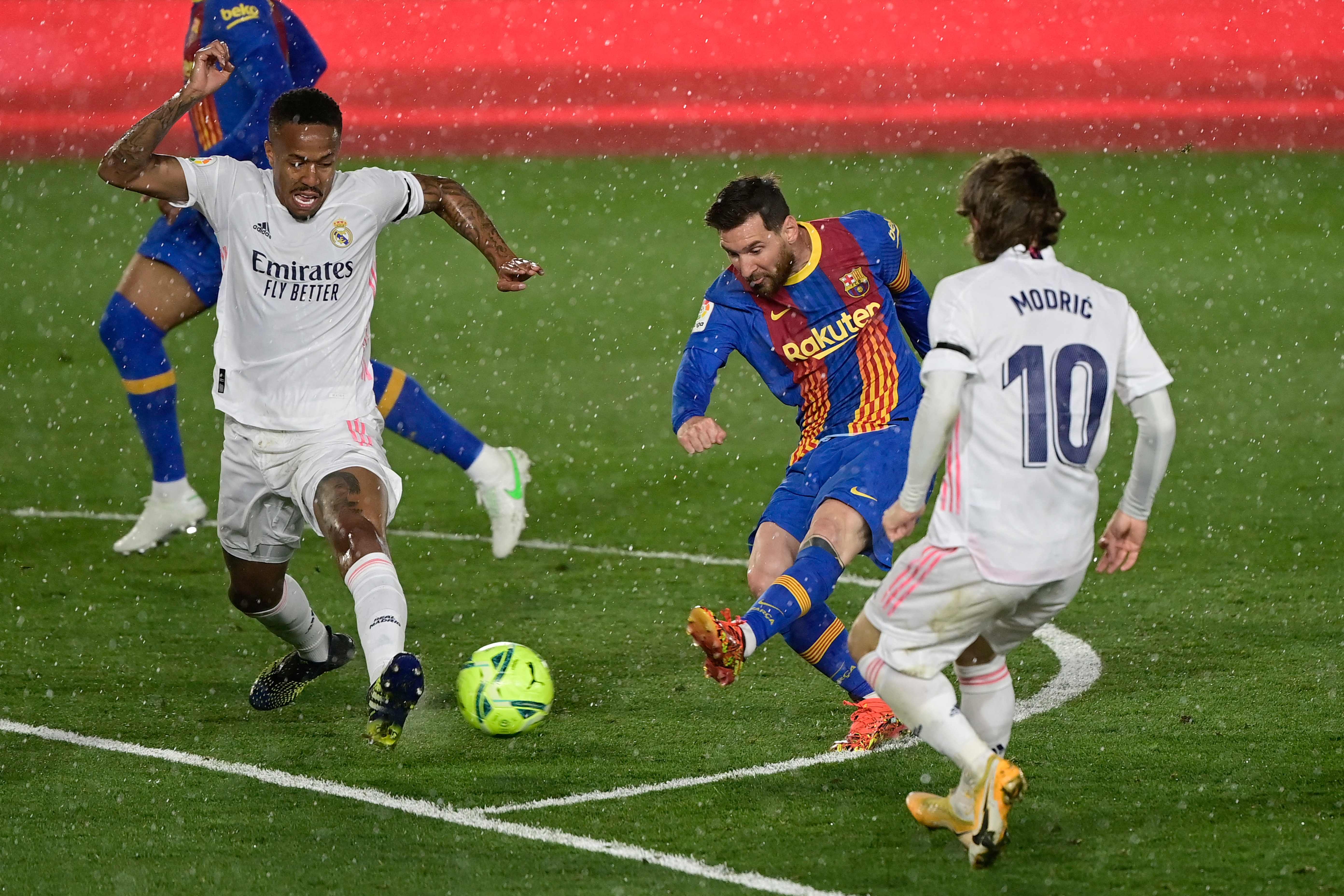 Eder Militao y  Luka Modric observan la definición de Lionel Messi en el partido disputado en el Alfredo Di Stéfano. (Foto Prensa Libre: AFP).