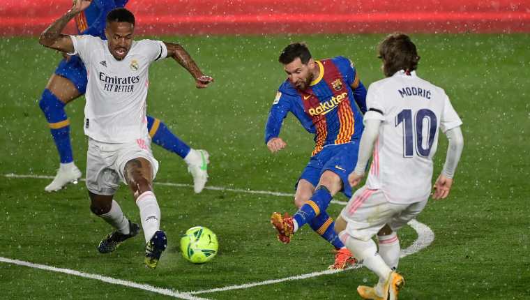 Eder Militao y  Luka Modric observan la definición de Lionel Messi en el partido disputado en el Alfredo Di Stéfano. (Foto Prensa Libre: AFP).