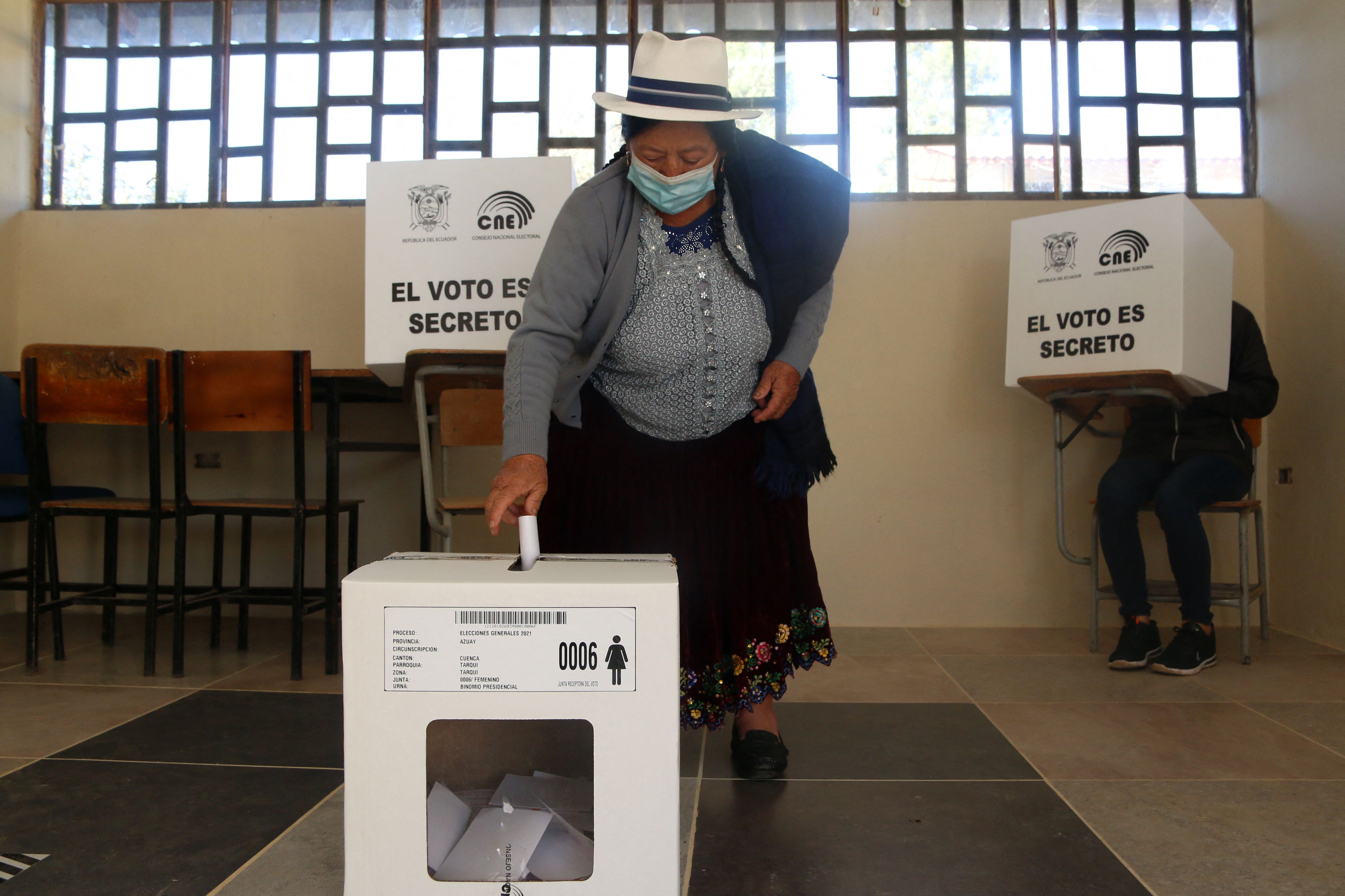 Una mujer indígena vota en un colegio electoral en Cuenca, Ecuador. (Foto Prensa Libre: AFP)