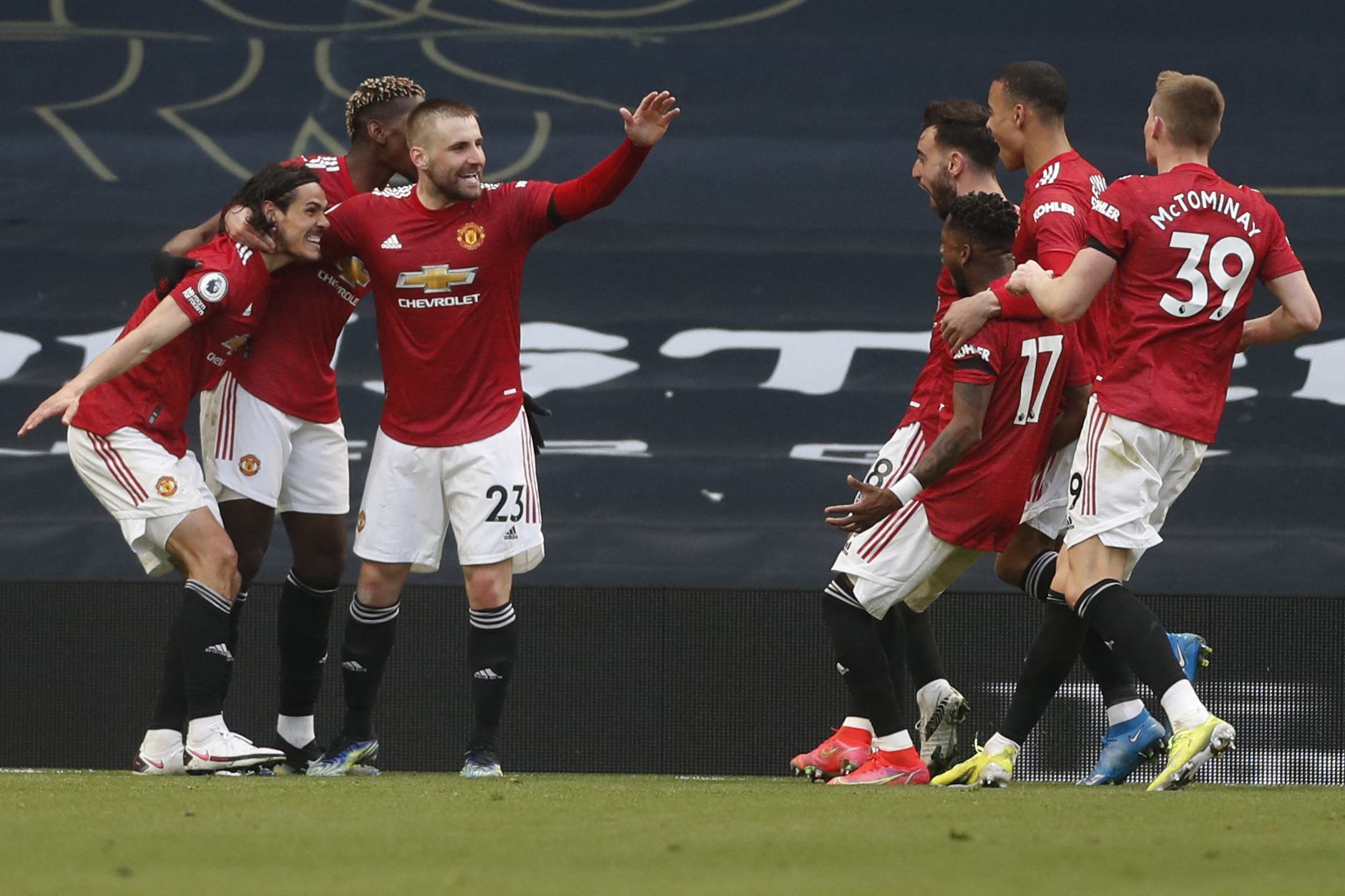 Edinson Cavani festeja con sus compañeros el segundo gol del Manchester United  contra el Tottenham Hotspur.(Foto Prensa Libre: AFP).