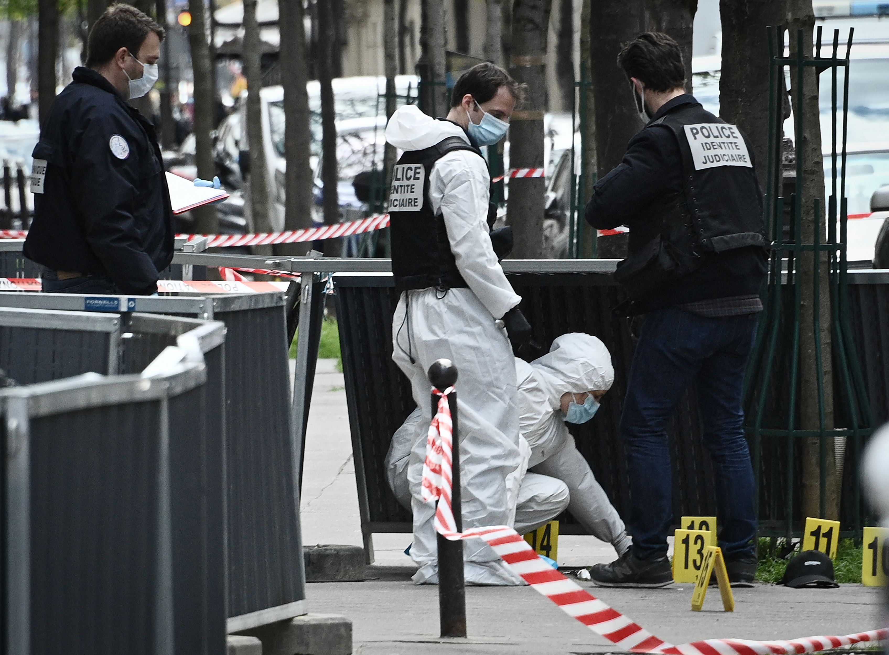 Investigadores forenses de la Policía de Francia buscan evidencias en el lugar donde ocurrió el ataque armado frente al hospital privado Henry Dunant, en donde una persona murió. (Foto Prensa Libre: AFP)