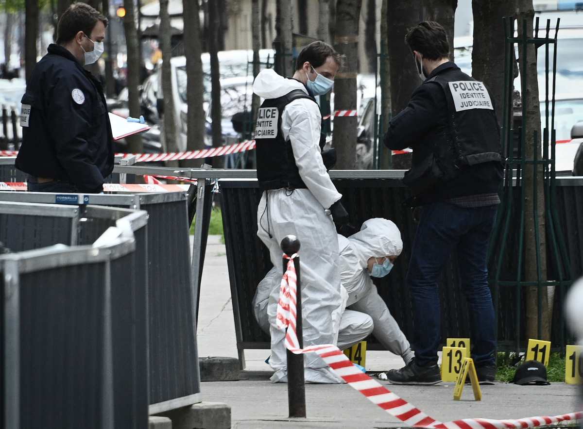 Un hombre encapuchado mata a balazos a una persona y hiere a otra afuera de un hospital en París