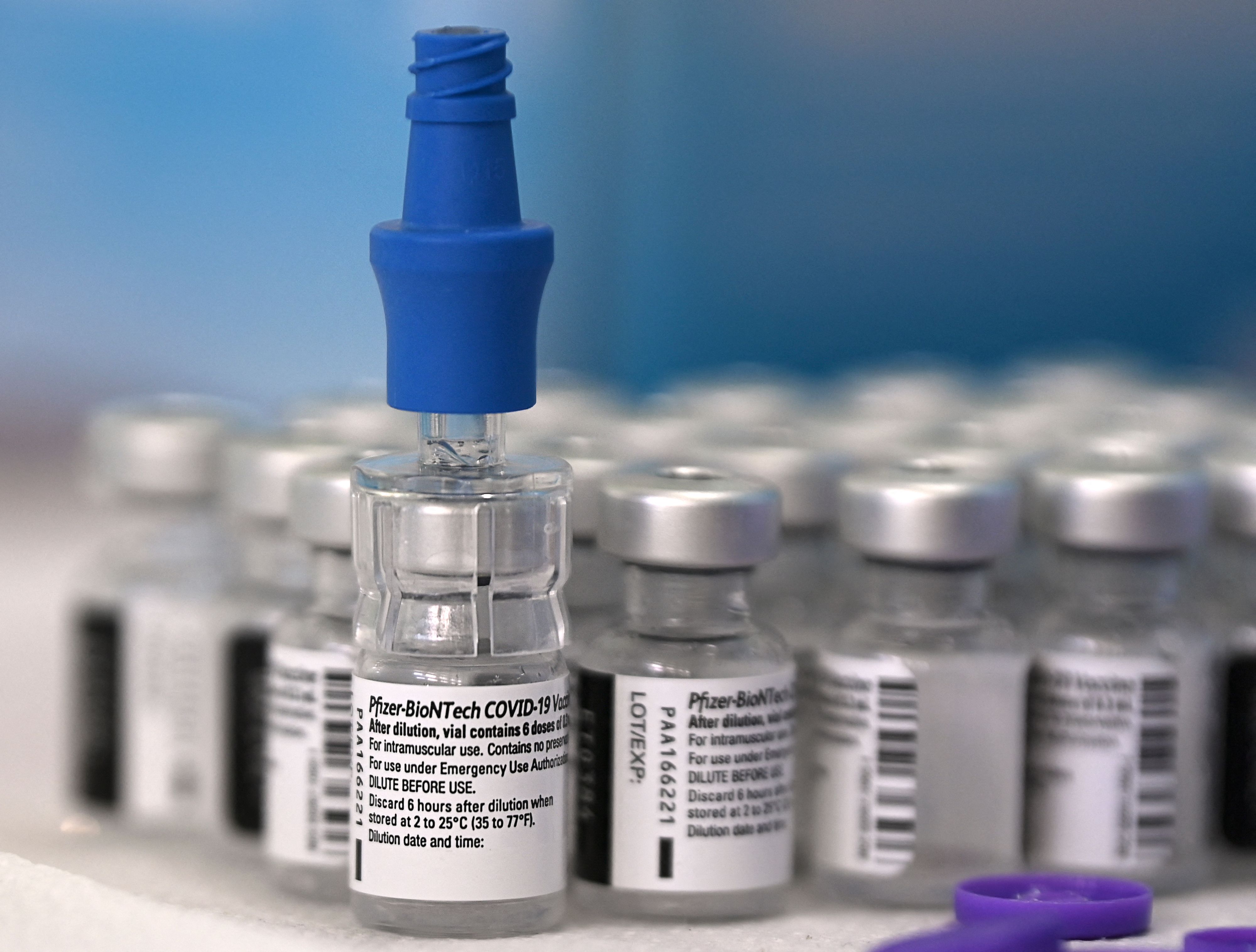 Fotografía de una vacuna de Pfizer-BioNTech contra el coronavirus. (Foto Prensa Libre: AFP)