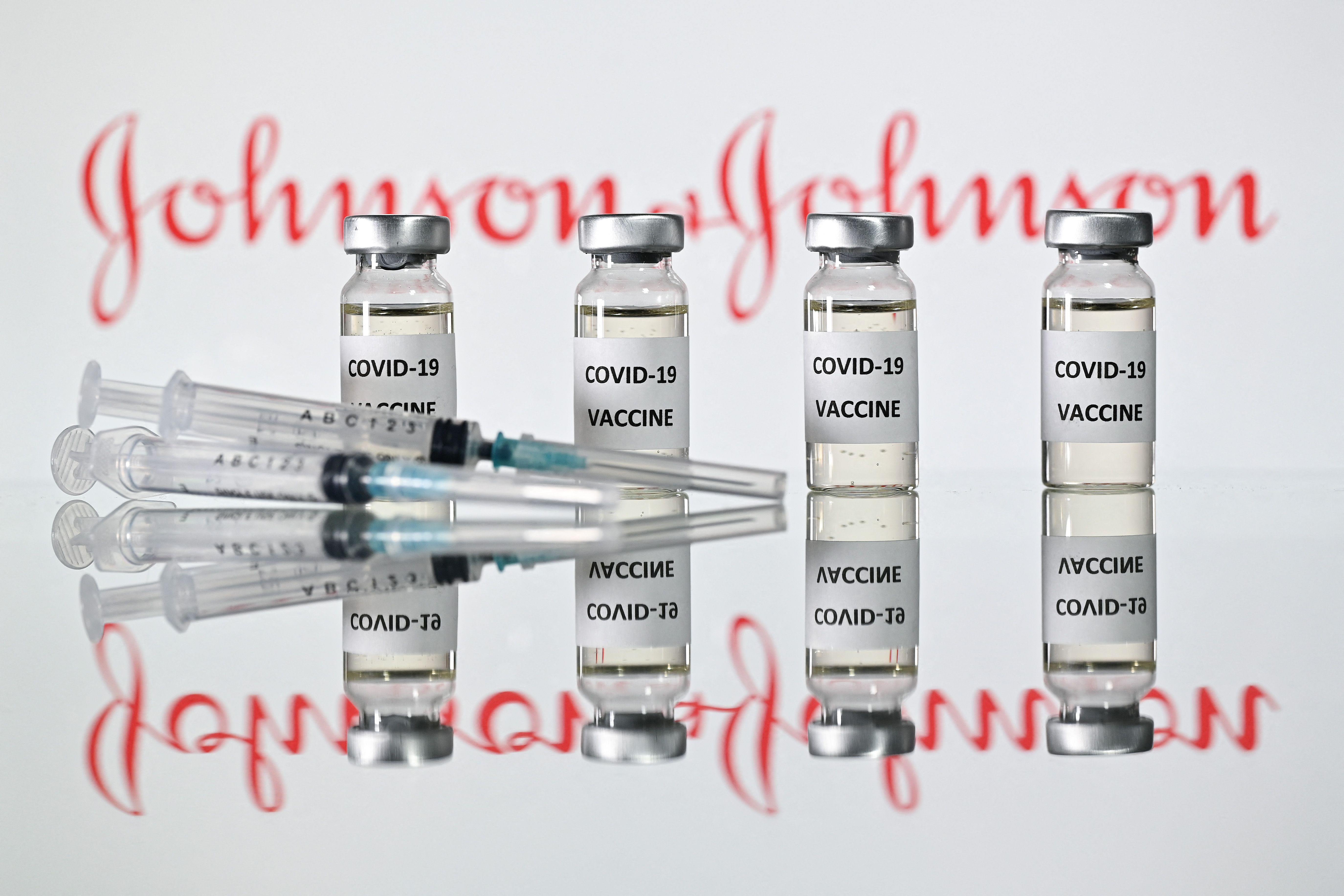 Foto ilustrativa de noviembre de 2020 que muestra la vacuna Johnson & Johnson. ( AFP)