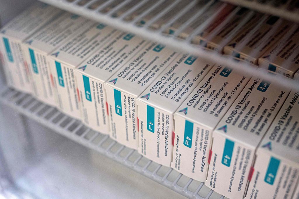 OPS asegura que los fabricantes de AstraZeneca están apresurando la producción del fármaco ante la escasez. (Foto Prensa Libre: AFP) 