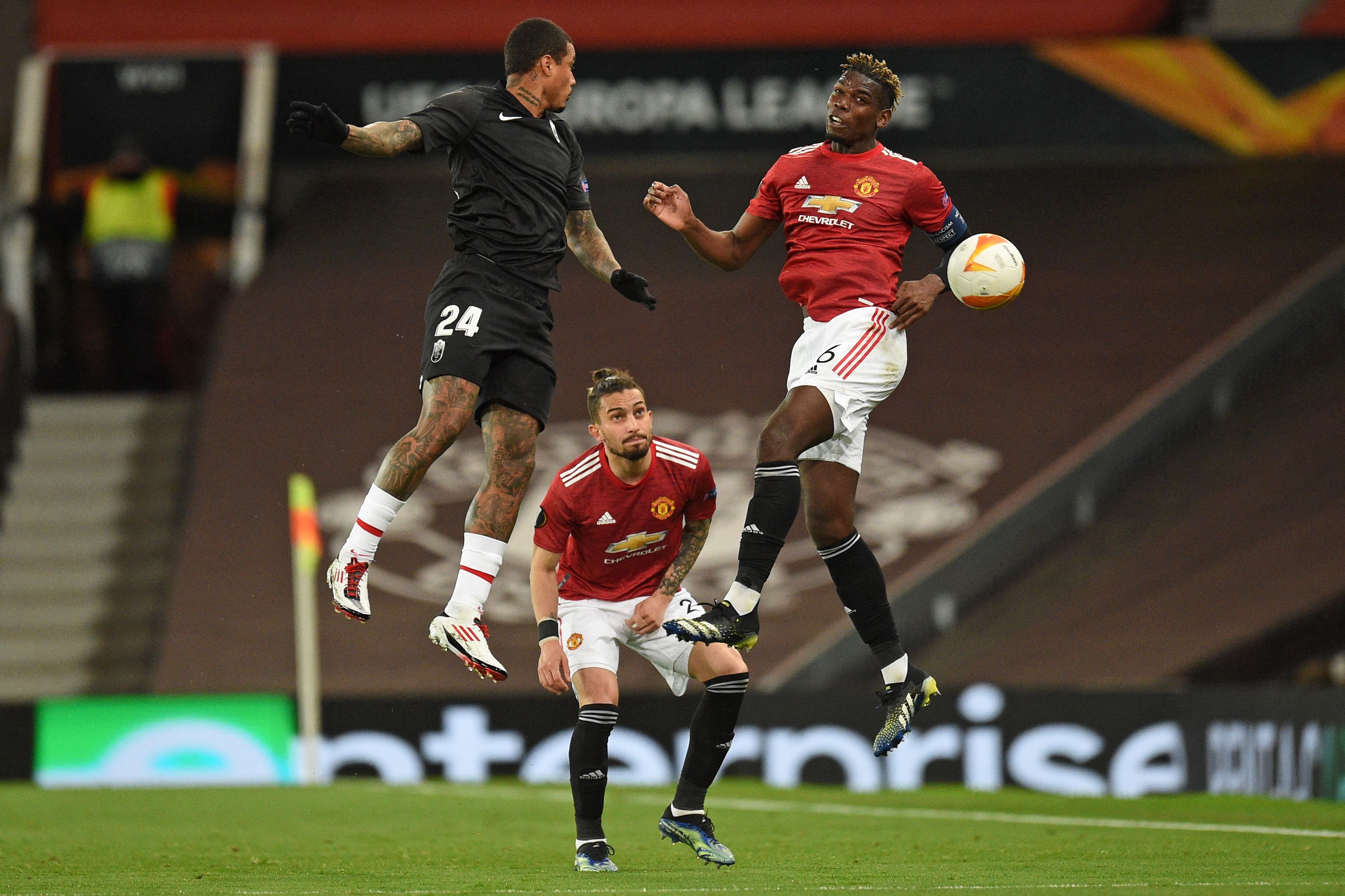 Alex Telles del Manchester United y Kenedy del Granada, en una jugada del partido de vuelta de los cuartos de final de la Europa League.  Foto Prensa Libre: AFP.