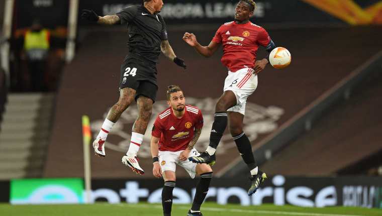 Alex Telles del Manchester United y Kenedy del Granada, en una jugada del partido de vuelta de los cuartos de final de la Europa League.  Foto Prensa Libre: AFP.
