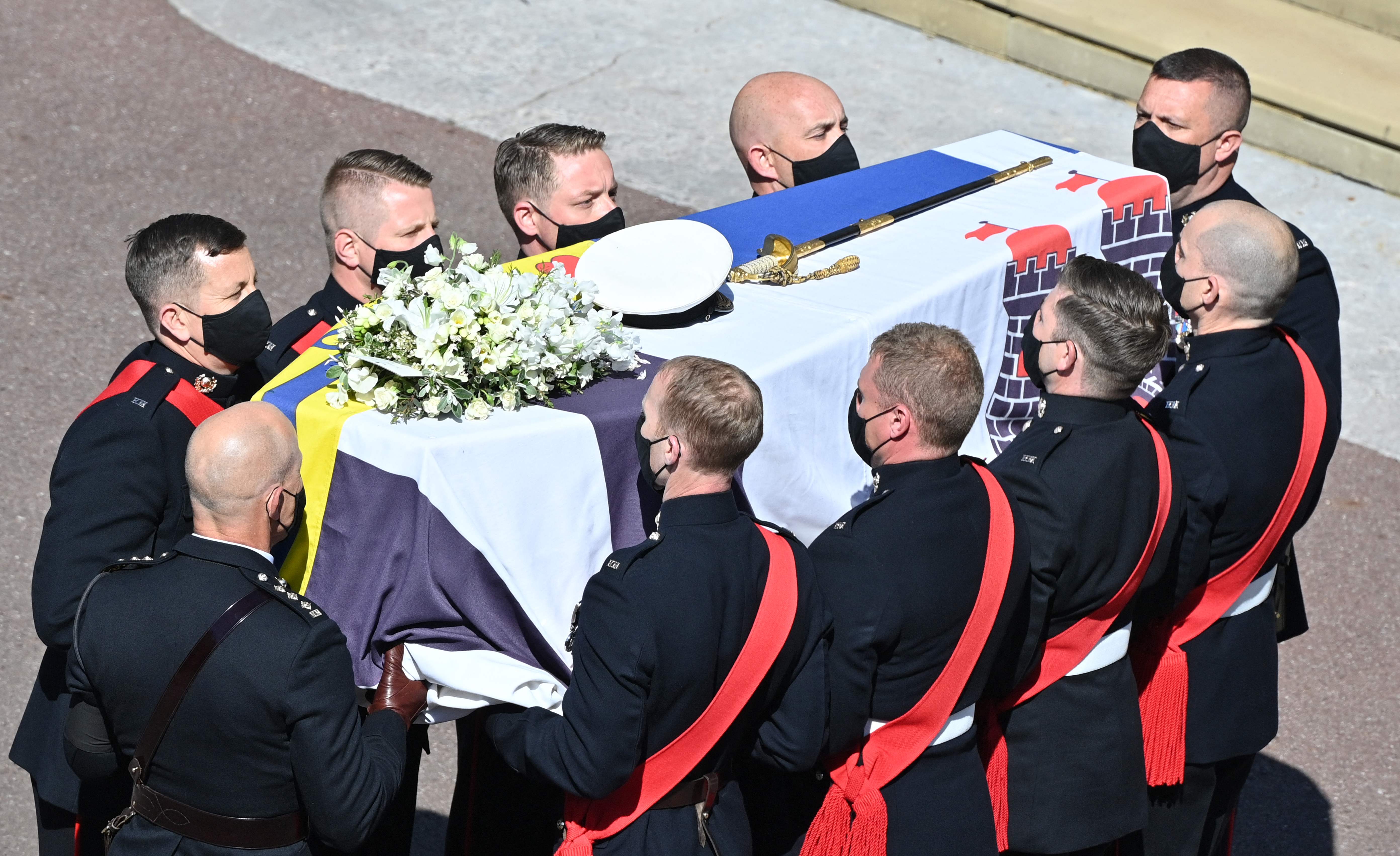 Marines Reales llevan el ataúd a la Capilla de San Jorge para marcar el inicio del servicio fúnebre del príncipe Felipe, duque de Edimburgo, en el Castillo de Windsor, al oeste de Londres. (Foto Prensa Libre: AFP)