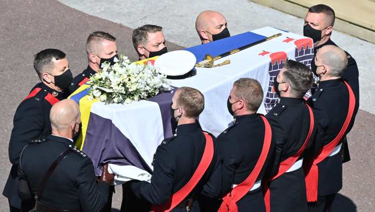Marines Reales llevan el ataúd a la Capilla de San Jorge para marcar el inicio del servicio fúnebre del príncipe Felipe, duque de Edimburgo, en el Castillo de Windsor, al oeste de Londres. (Foto Prensa Libre: AFP)