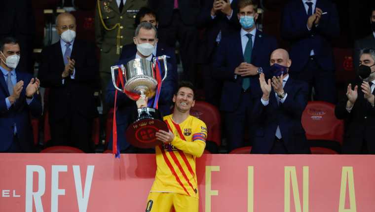 Lionel Messi habló de lo importante que fue levantar la Copa del Rey, la 31 del Barcelona. (Foto Prensa Libre: AFP).
