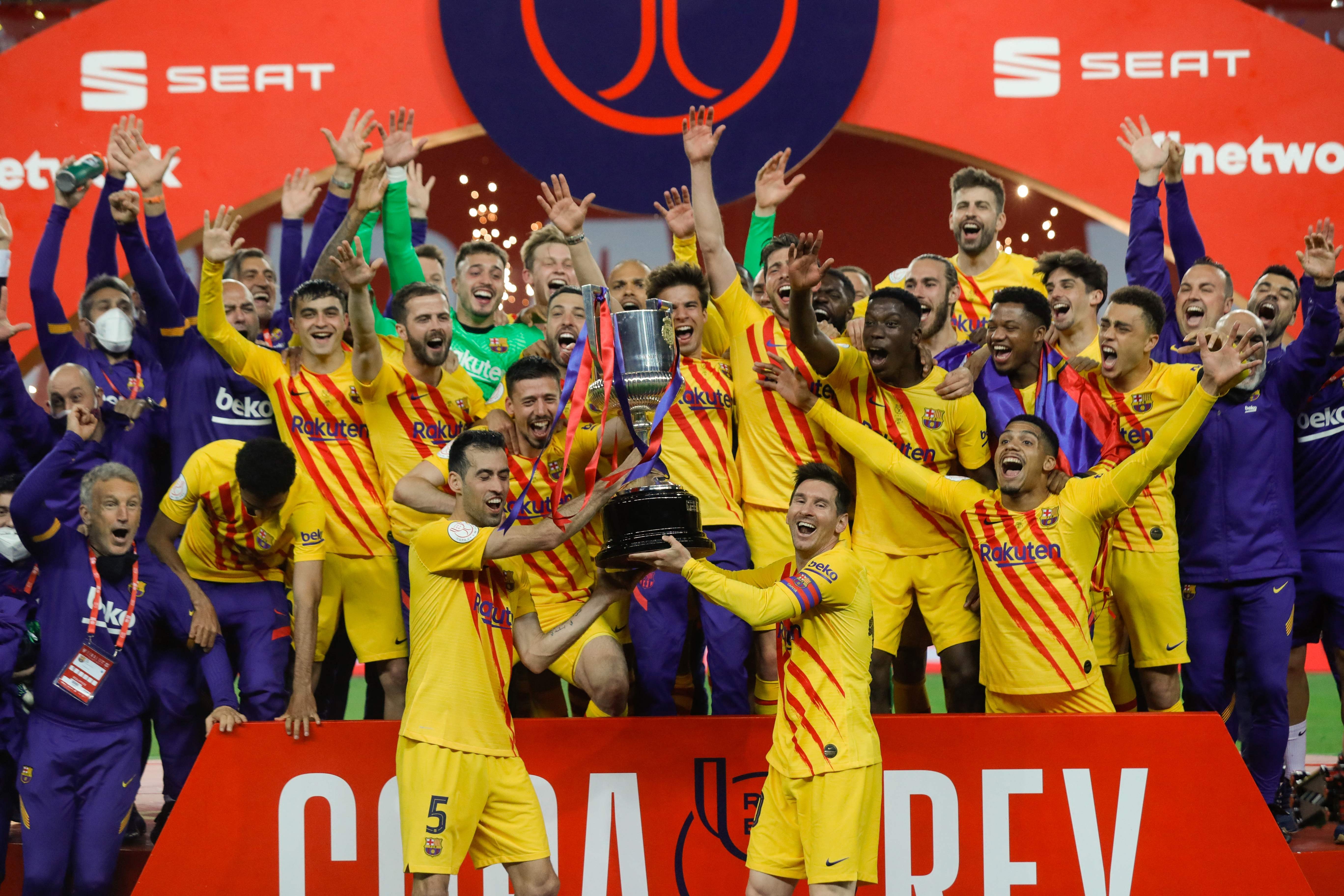 Los jugadores del Barcelona festejan con la Copa del Rey, después de vencer en la final al Athletic de Bilbao. (Foto Prensa Libre: AFP).