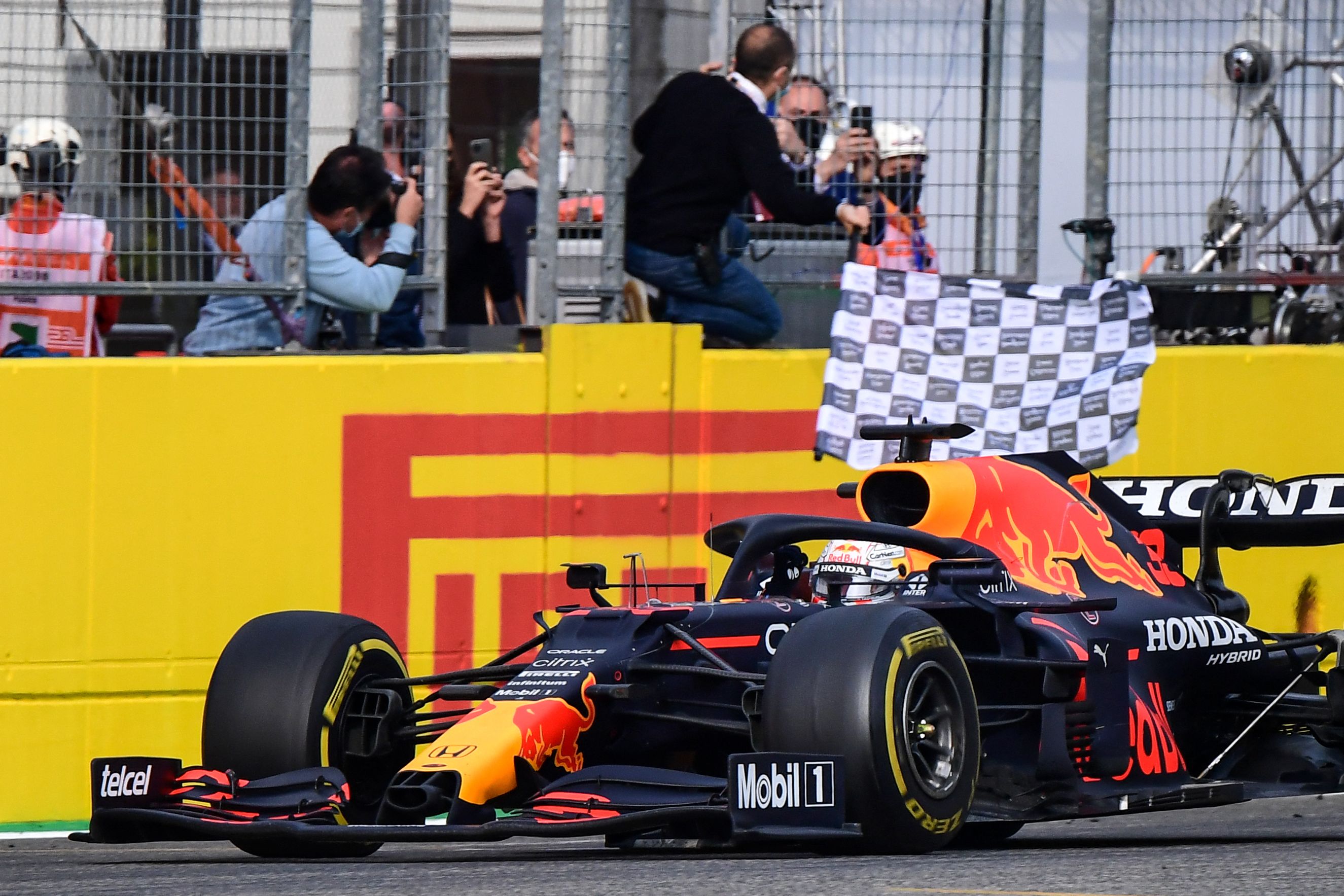 Max Verstappen en el momento que cruza en primer lugar en el GP  de Imola por delante de Hamilton. (Foto Prensa Libre: AFP)