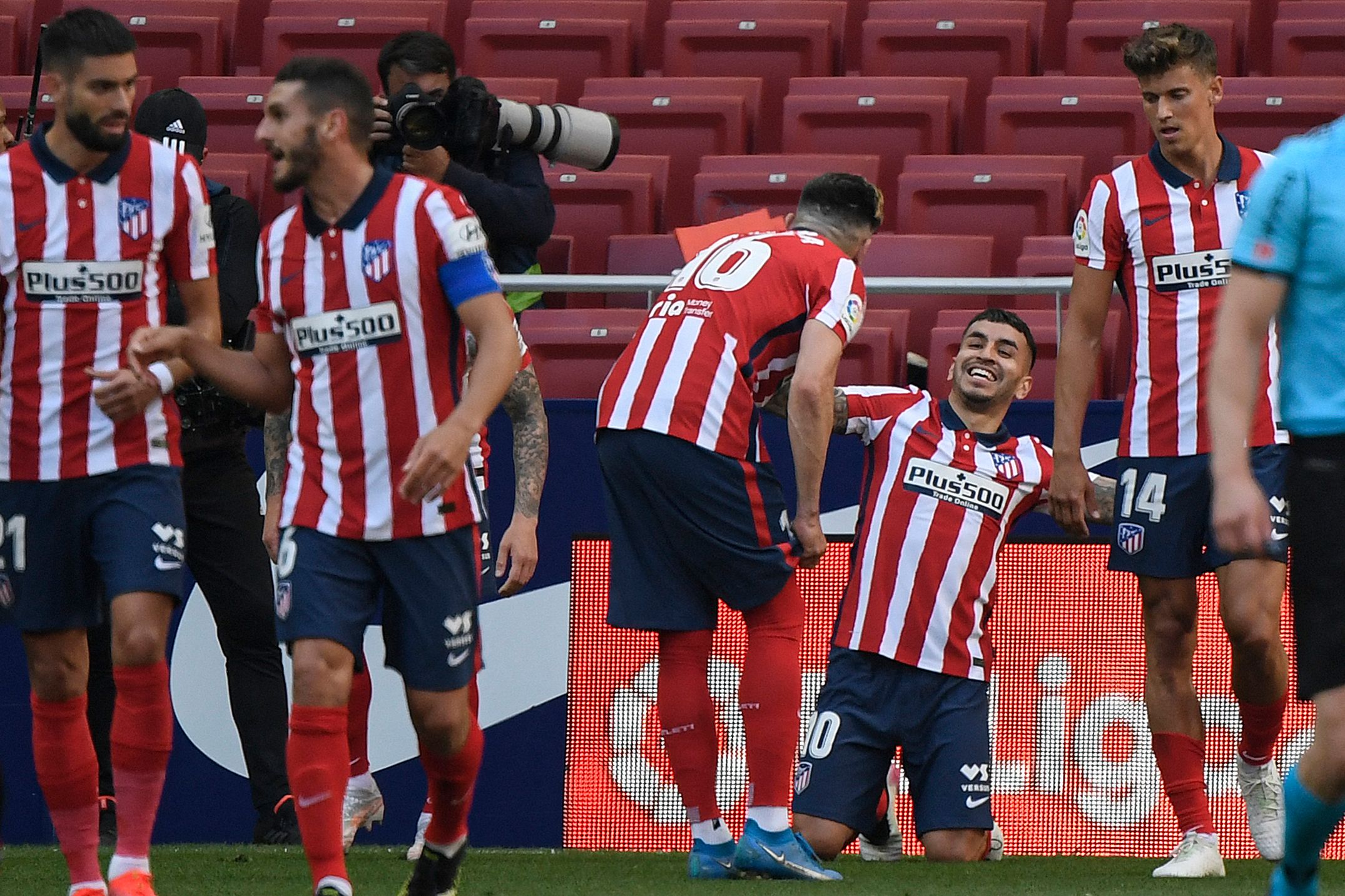 Angel Correa celebra uno de los goles del Atlético contra el Éibar. (Foto Prensa Libre: AFP).