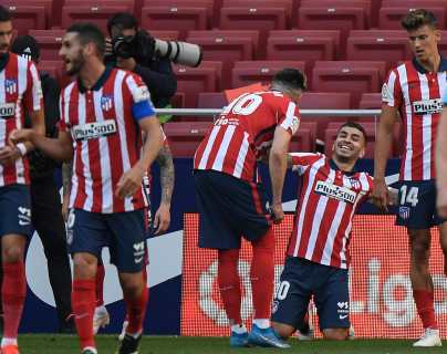 Correa guía al líder Atlético a una goleada 5-0 ante el Eibar