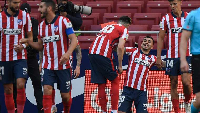 Angel Correa celebra uno de los goles del Atlético contra el Éibar. (Foto Prensa Libre: AFP).