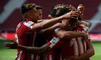 Atletico Madrid's players celebrate after scoring a goal during the Spanish League football match between Club Atletico de Madrid and SD Eibar at the Wanda Metropolitano stadium in Madrid on April 18, 2021. (Photo by OSCAR DEL POZO / AFP)