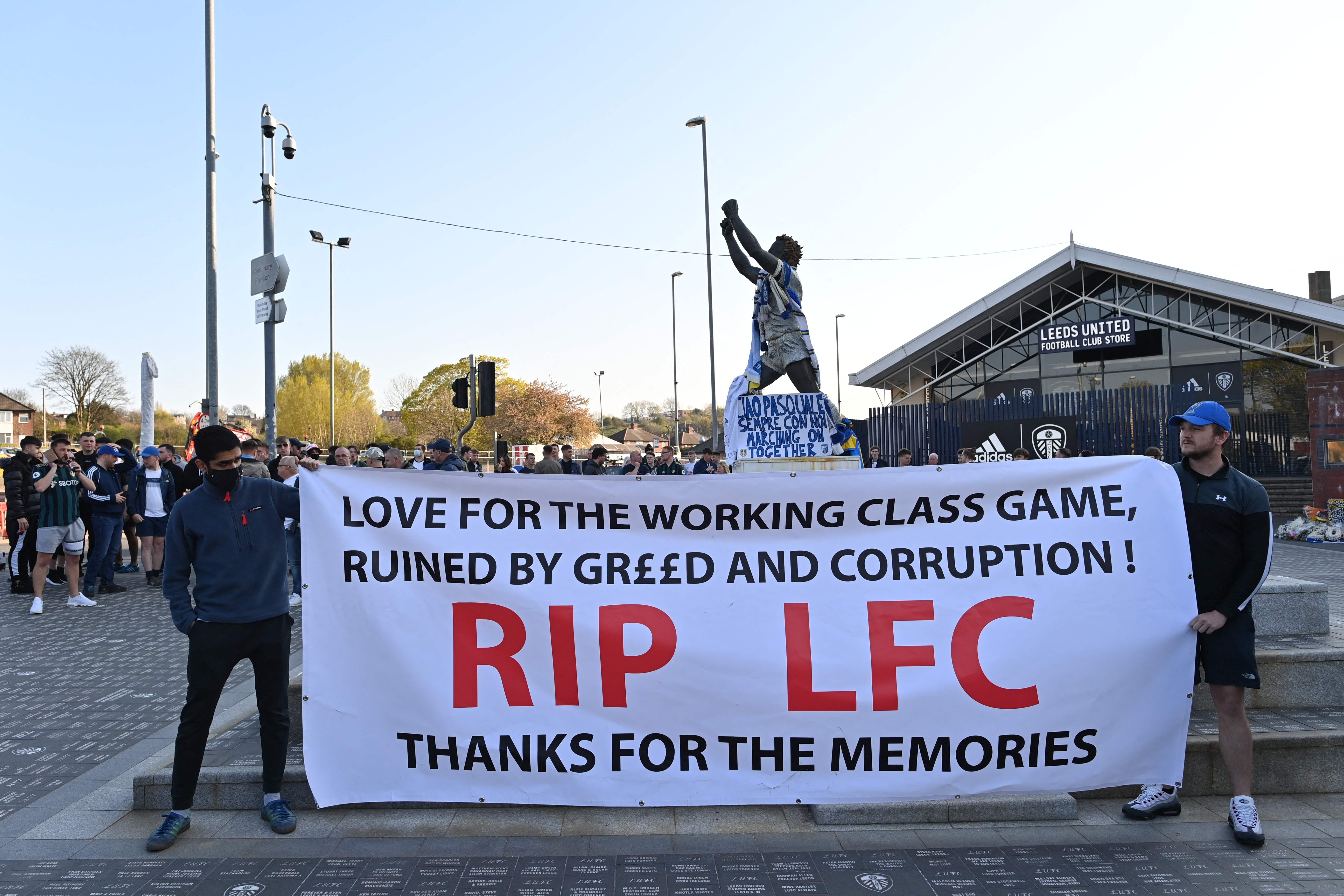 Aficionados del Leeds United sostienen una pancarta con una consigna que rechaza la creación de la Superliga europea. Foto Prensa Libre: AFP.