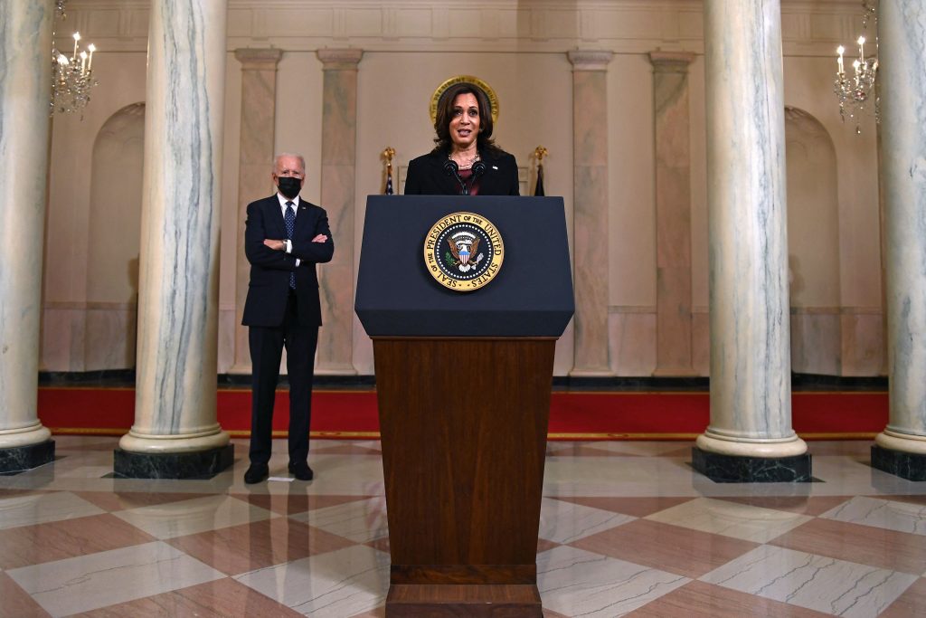 Kamala Harris ha dicho que el tema migratorio debe solucionarse con voluntad política. (Foto Prensa Libre: AFP)