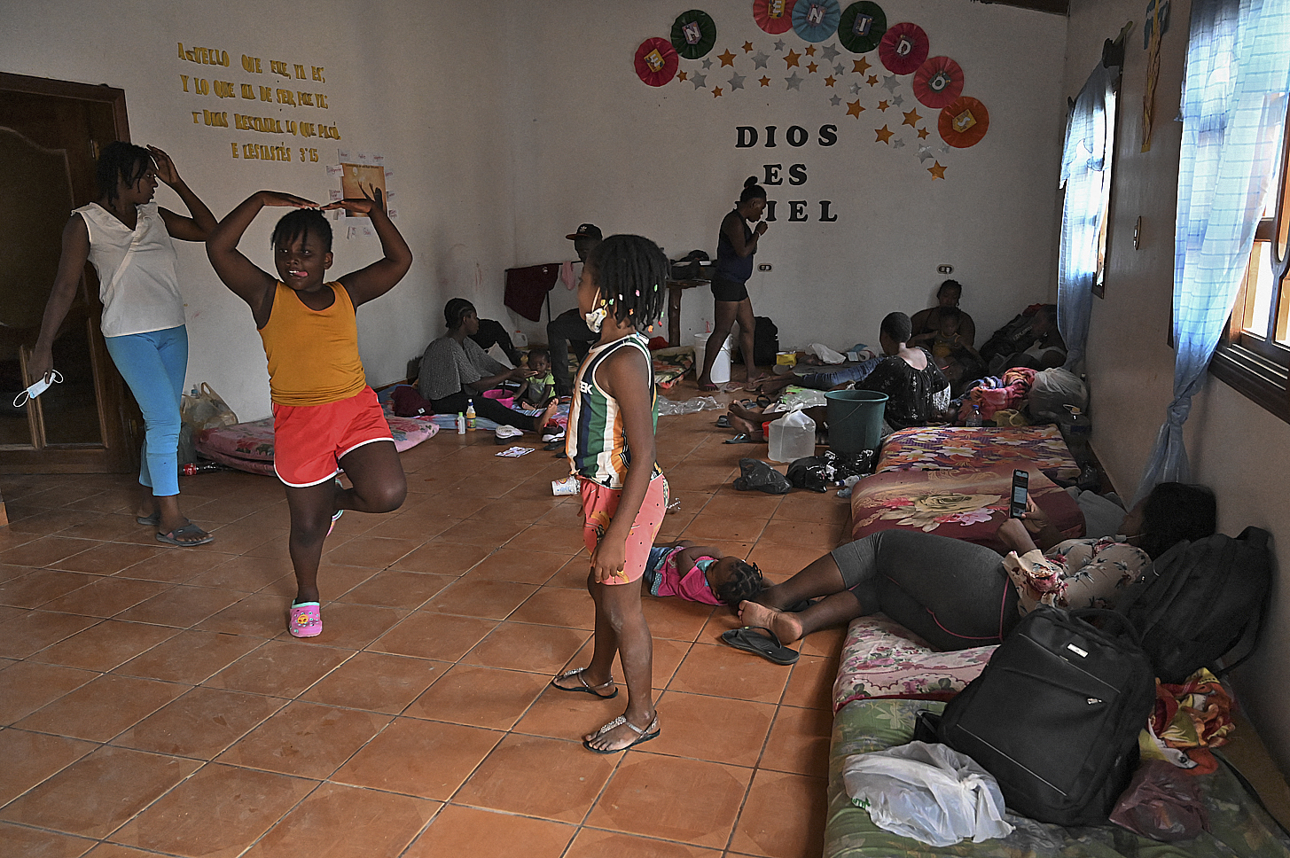 Migrantes de Hatí, y su hijos, permanecen en una iglesia evangélica en donde esperan que las autoridades migratorias de Honduras les proporcionen un salvoconducto en Trojes, El Paraíso Honduras, en la frontera con  Nicaragua, que les permita seguir su camino hacia Estados Unidos en una caravana. (Foto Prensa Libre: AFP)