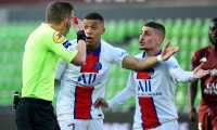 French referee Willy Delajod (L) argues with Paris Saint-Germain's French forward Kylian Mbappe (C) and Paris Saint-Germain's Italian midfielder Marco Verratti (R) during the French L1 football match between Metz (FC Metz) and Paris Saint-Germain (PSG) at the Saint Symphorien stadium in Longeville-lès-Metz, on April 24, 2021. (Photo by JEAN-CHRISTOPHE VERHAEGEN / AFP)