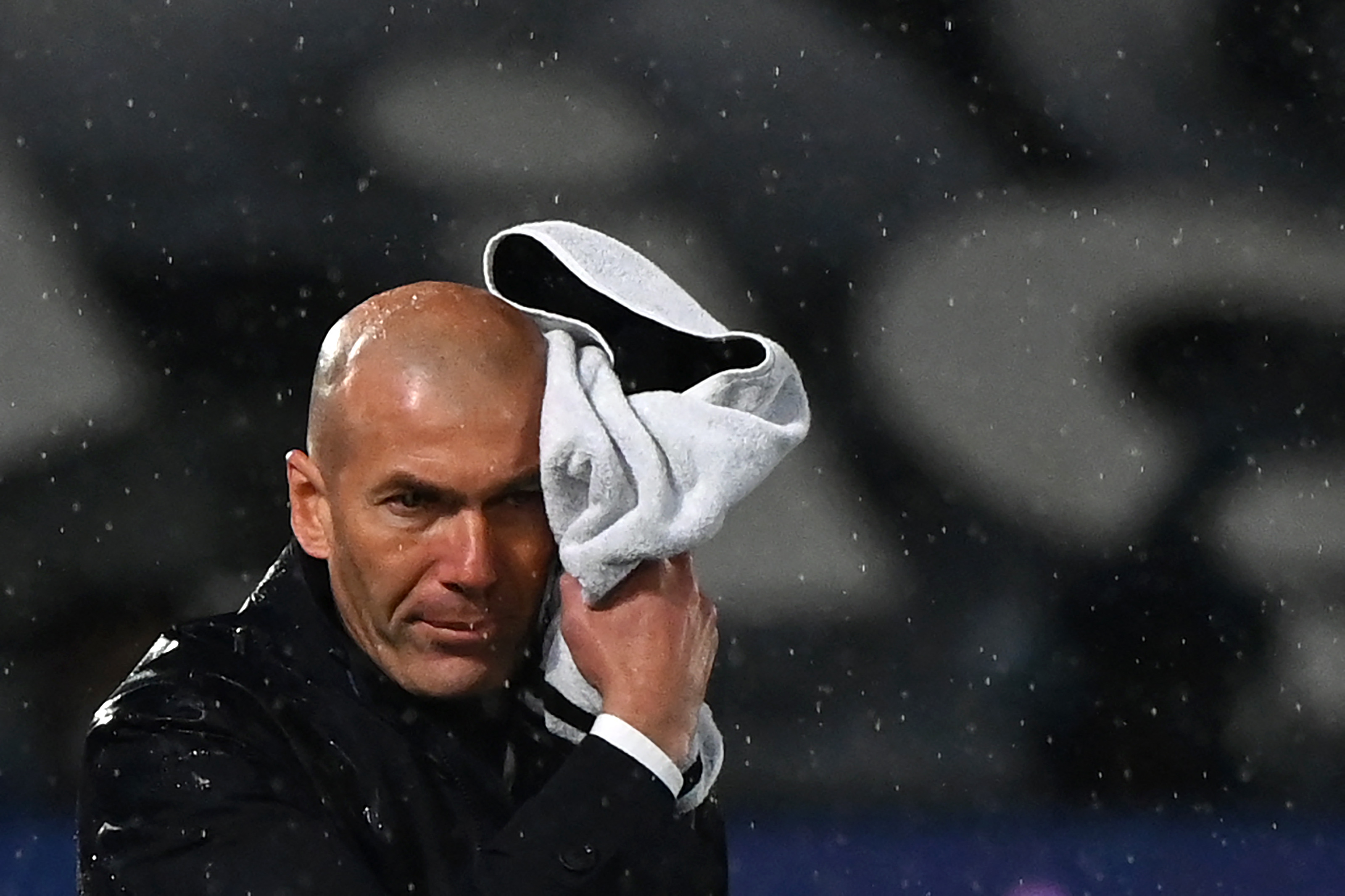 Zinedine Zidane lamentó el resultado contra el Betis, pero aseguró que seguirán peleando por la Liga mientras tenga opciones. (Foto Prensa Libre: AFP).
