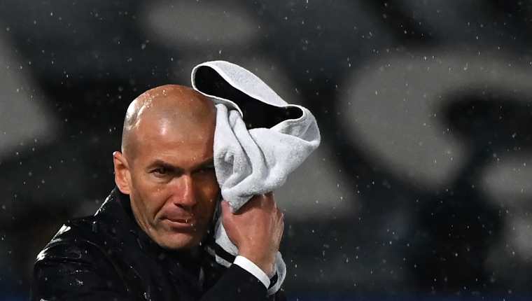 Zinedine Zidane lamentó el resultado contra el Betis, pero aseguró que seguirán peleando por la Liga mientras tenga opciones. (Foto Prensa Libre: AFP).