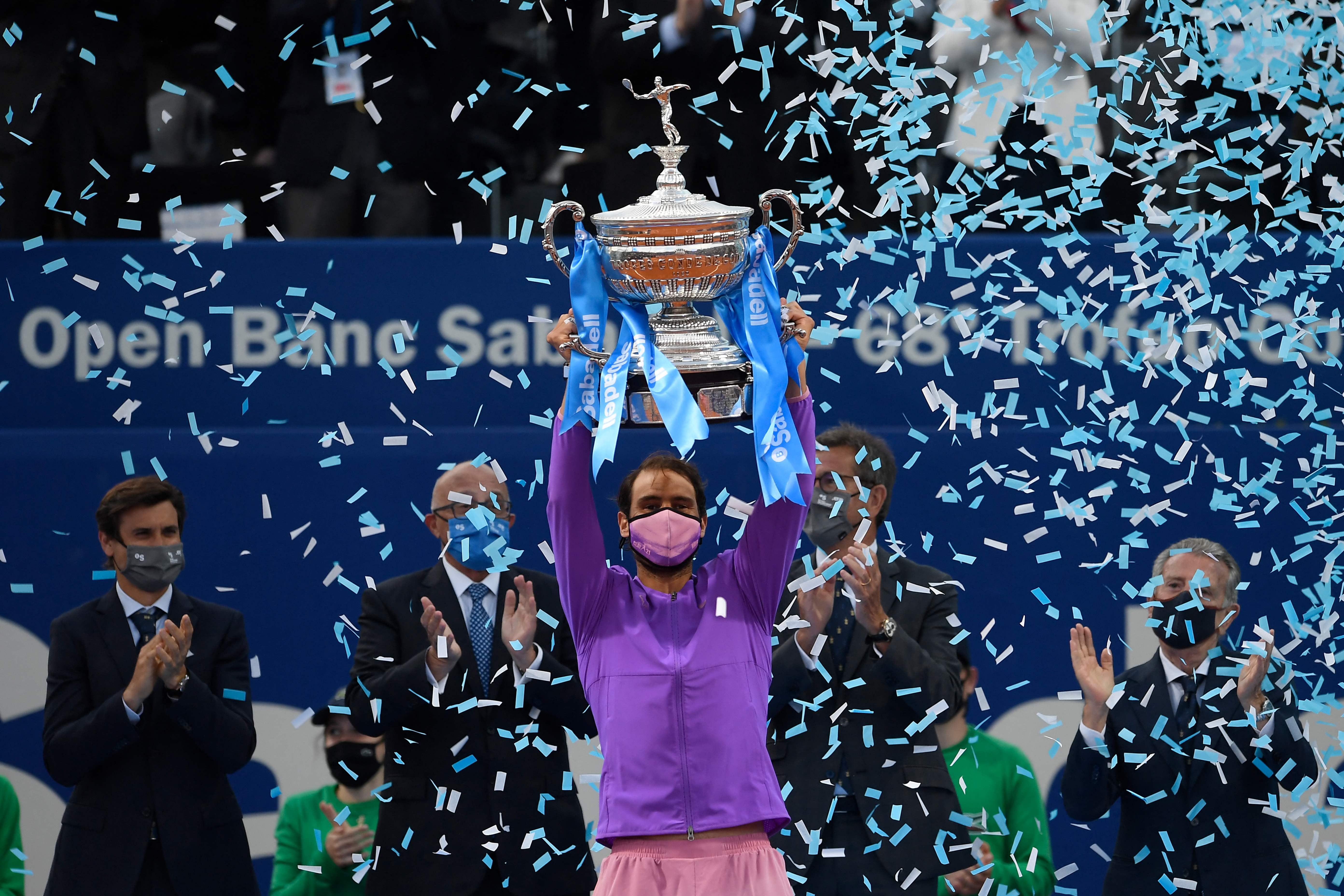 Rafael Nadal festeja con la copa después de ganar el Open de Barcelona de tenis al superar en la final a Stefanos Tsitsipas. (Foto Prensa Libre: AFP).
