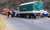 Cinco personas murieron luego de que el vehículo en el que viajaban chocó de frente con un camión. (Foto Prensa Libre: Cortesía) 