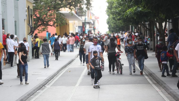 Personas transitan por la Sexta Avenida de la zona 1. Foto Prensa Libre: Érick Ávila.