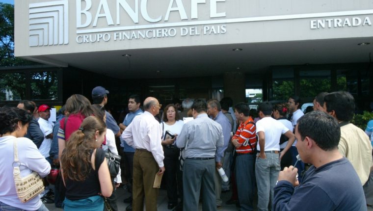 Varias personas perdieron sus ahorros con la quiebra de Bancafé. (Foto Prensa Libre: Hemeroteca PL)