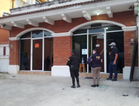 Investigadores durante operativo en el que se registró la captura de Débora Betzaida Choc Hernández. (Foto Prensa Libre: MP)