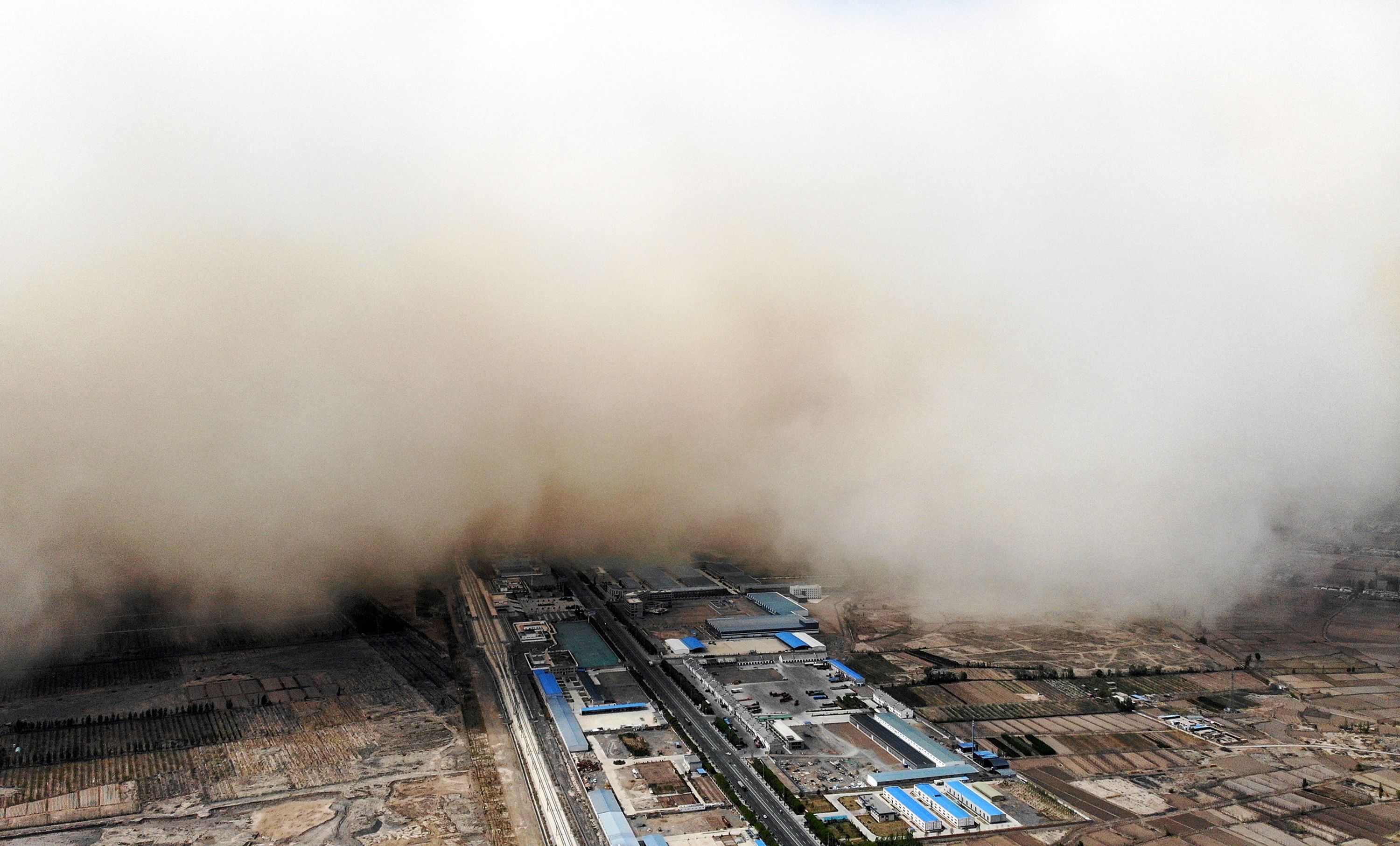 La provincia china de Gansu fue afectada por una inmensa tormenta de arena. (Foto Prensa Libre: AFP)