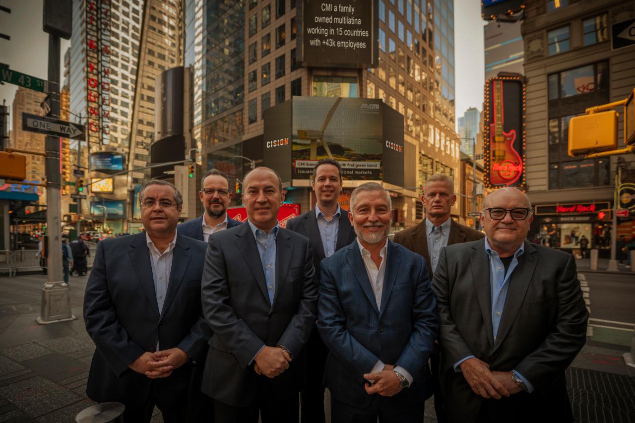 Directores de CMI de izquierda a derecha:  José González-Campo, director senior de Asuntos Corporativos y Sostenibilidad; Alfonso Neira, director financiero CMI; Enrique Crespo, CEO de CMI Capital; Juan Luis Bosch, presidente Chairman de CMI Capital. De izquierda a derecha, atrás: Aldo Vallejo, director de Asuntos Corporativos y Sostenibilidad CMI; Jorge Martínez Sanche, director de Gobernanza Corporativa y Jay Gallegos, director general de CMI Energía. (Foto Prensa Libre: Cortesía) 