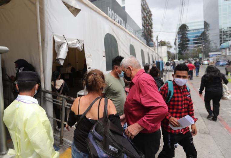 Personas llegan al IGSS para practicarse hisopado. (Foto Prensa Libre: Érick Ávila) 