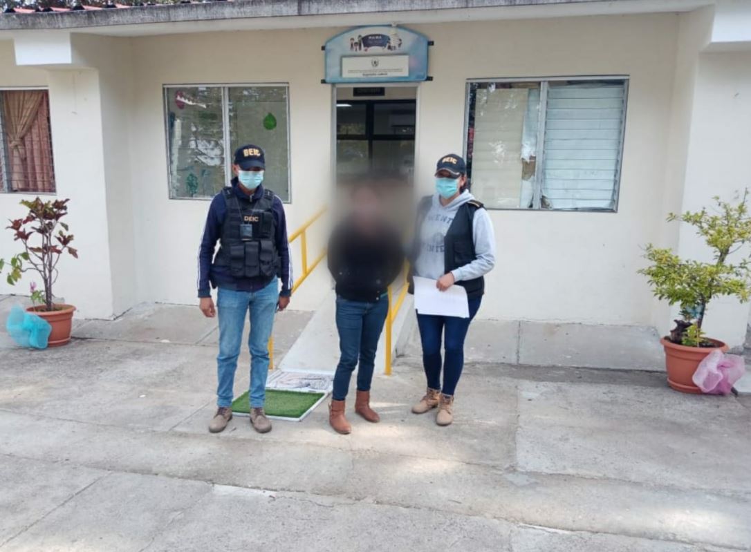 Jennifer Isabel Gómez Herrera fue capturada por areción contra su hija de 11 años en aldea Los Pocitos, Villa Canales. (Foto Prensa Libre: MP)