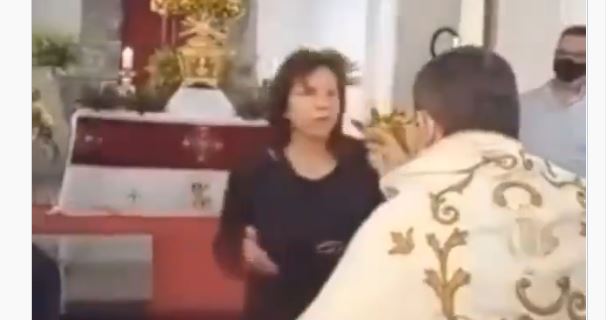 “¿Sabe quién soy yo?”: mujer golpea a sacerdote en plena misa de Semana Santa en Venezuela