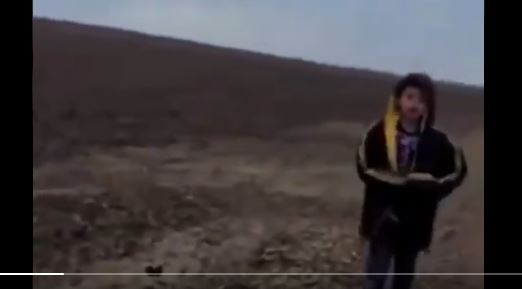 Video: el desgarrador momento en que un niño migrante solitario se entrega a la Patrulla Fronteriza cerca del desierto