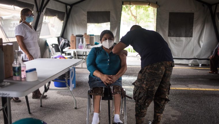 Personas mayores de 70 años y pacientes con comorbilidades serán vacunados en mayo. (Foto: Hemeroteca PL) 