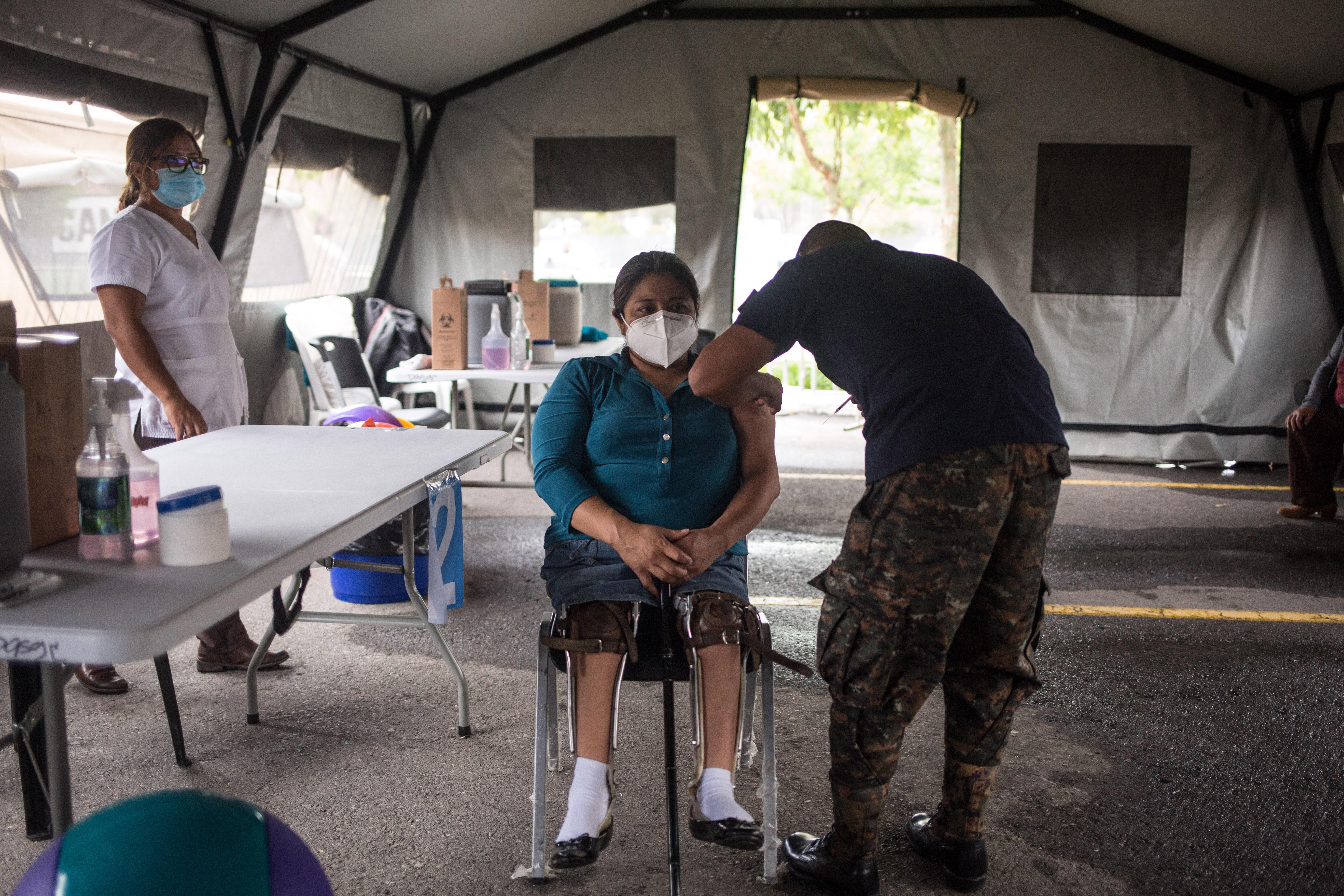 La mitad de los países de Centroamérica afronta una nueva ola de covid-19, con récord de personas en cuidados intensivos en Costa Rica y un creciente número de contagios en Guatemala y Honduras. (Foto Prensa Libre: EFE)