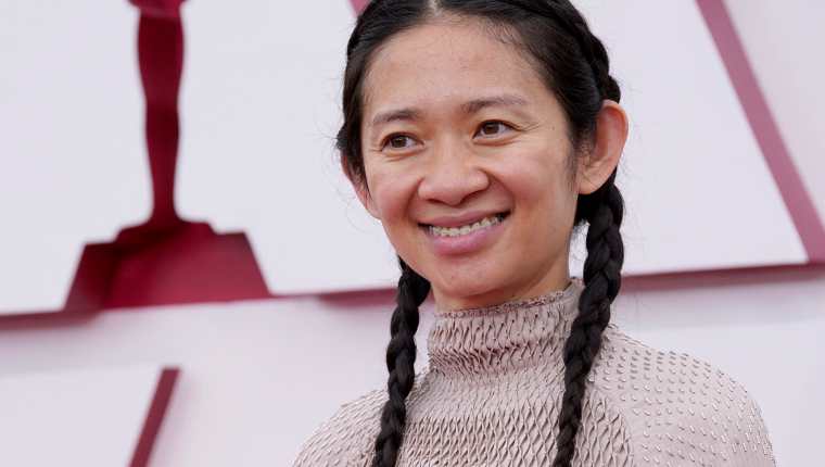 Chloé Zhao, directora de "Nomadland" agradeció a los nómadas que conocieron durante el rodaje de la película.  (Foto Prensa Libre: Chris Pizzello / POOL / AFP).