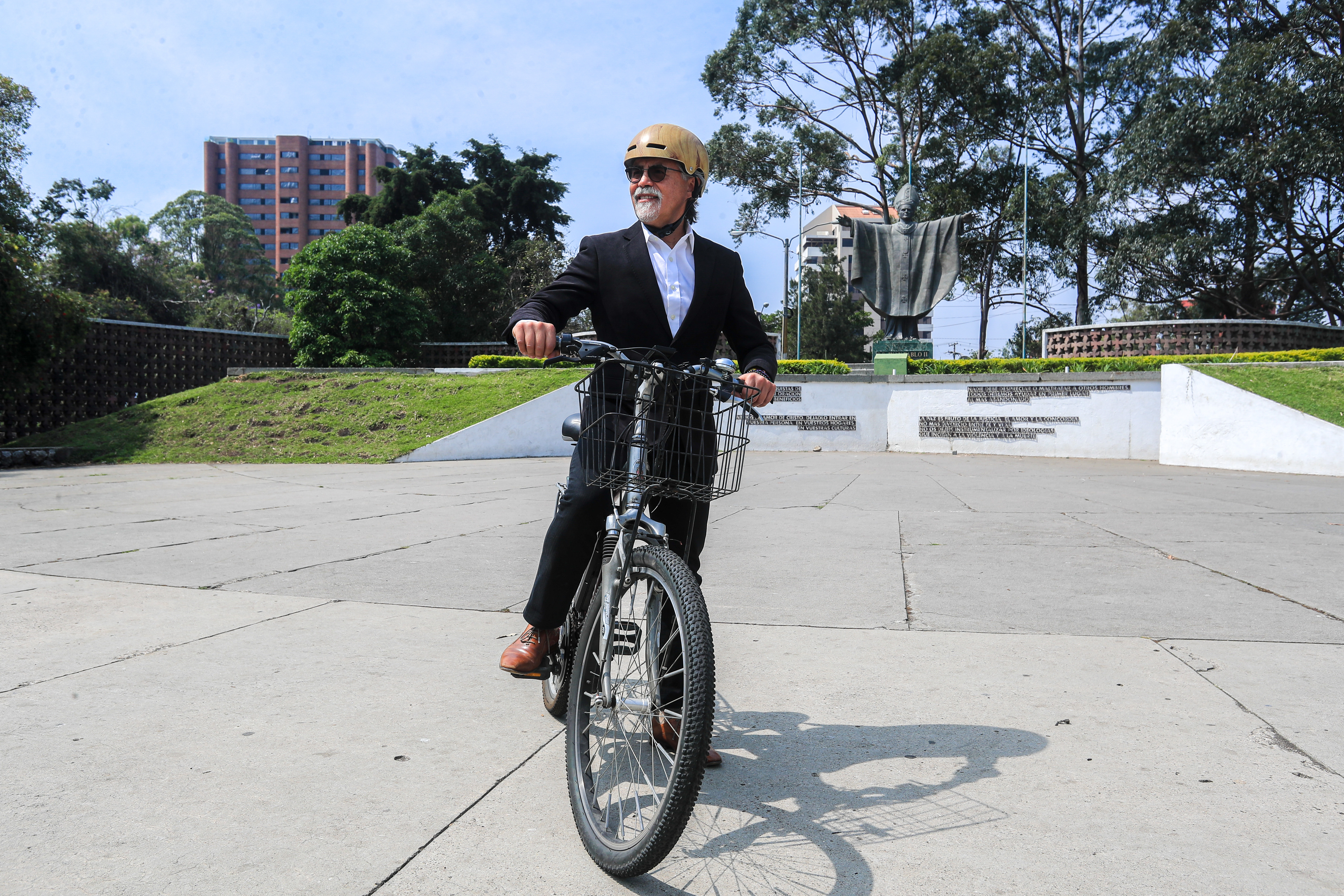 Durante la pandemia, más personas se animaron a usar la bicicleta como medio de transporte para ir a trabajar. (Foto Prensa Libre: Juan Diego González).