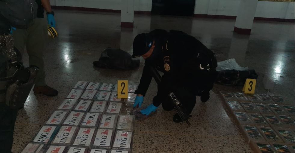 Paquetes con droga decomisados por el Comando Naval del Pacifico. (Foto Prensa Libre: PNC)