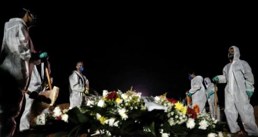 Brasil efectúa entierros nocturnos por aumento de casos de covid-19. (Foto Prensa Libre: Tomada de LaInformación.com)