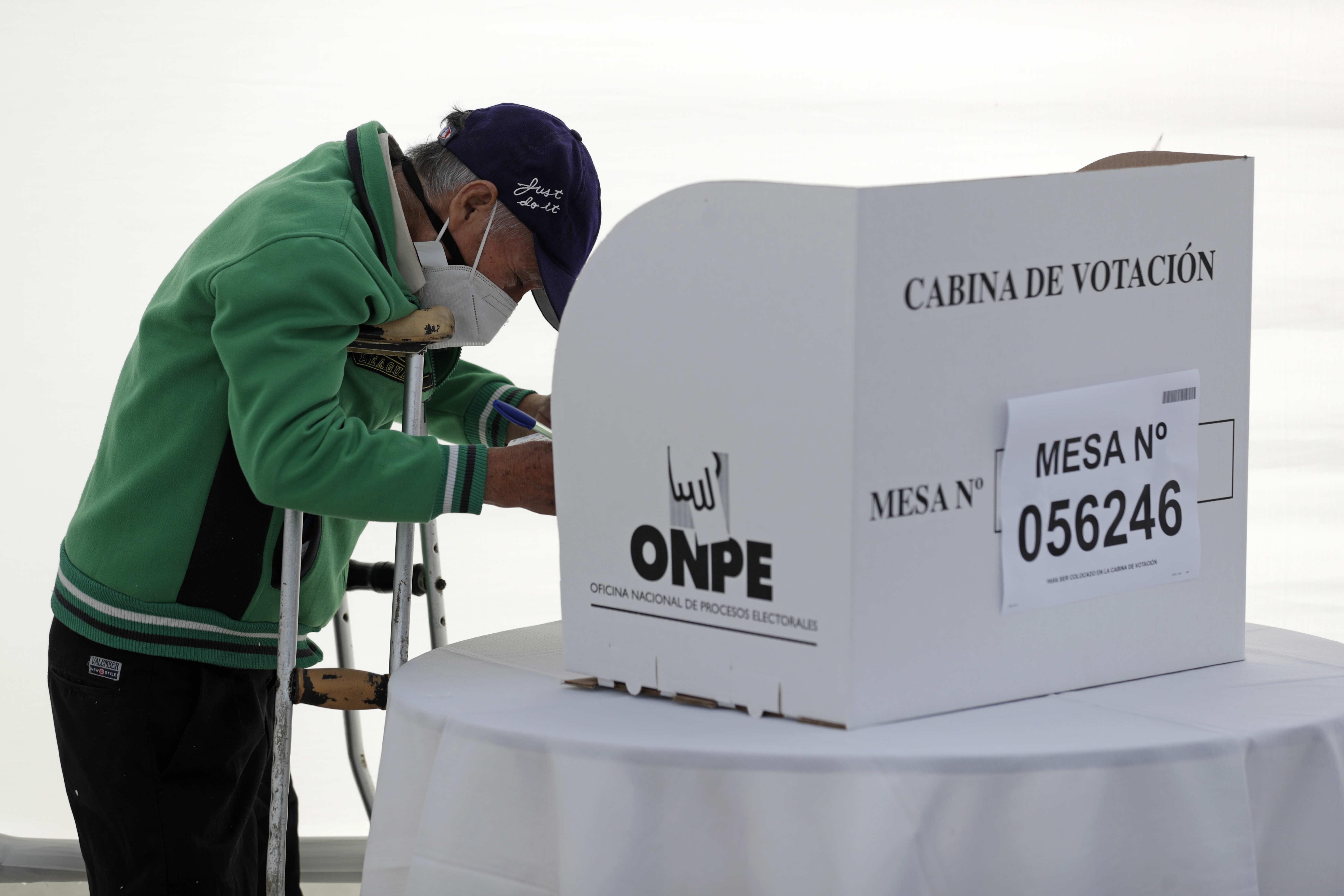 Peruanos asisten hoy a los colegios electorales para elegir al próximo presidente. (Foto Prensa Libre: EFE)