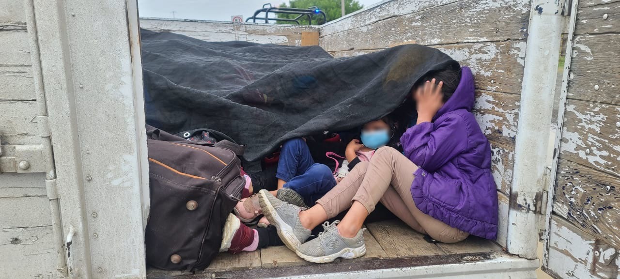 Los migrantes viajaban hacinados y con síntomas de deshidratación. Fueron ubicados en un camión localizado en una carretera del municipio de China, Nuevo León. (Foto Prensa Libre: Instituto Nacional de Migración de México)