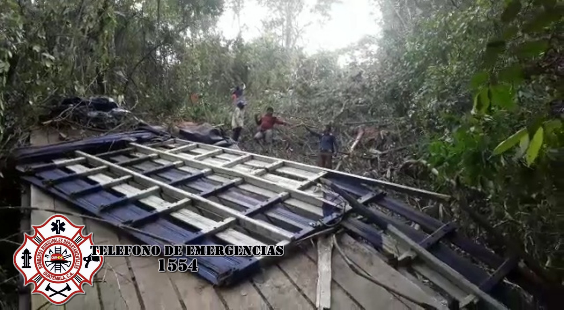 Vecinos ayudan en el rescate de las víctimas. (Foto: Bomberos Municipales Departamentales)